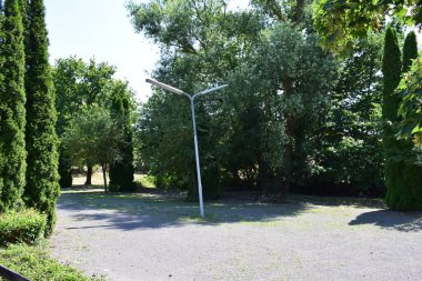 Yazın çakıllı otopark