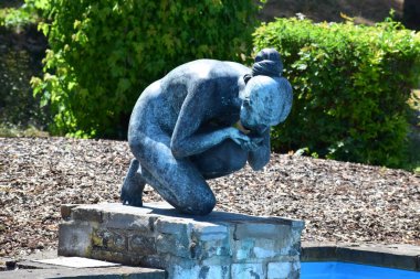 Reginarisbrunnen 'deki eski içki kız heykeli. Mendig yakınlarındaki eski soda fabrikası ve yerleşim yeri. 