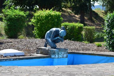 Reginarisbrunnen 'deki eski içki kız heykeli. Mendig yakınlarındaki eski soda fabrikası ve yerleşim yeri. 