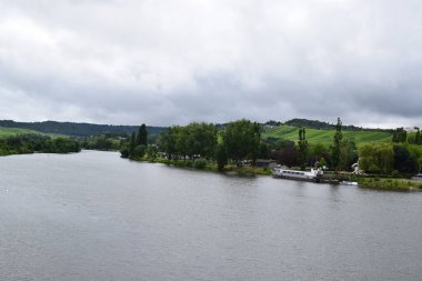 Remich 'teki Moselle nehrinin manzarası