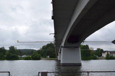 Remich 'teki Moselle Köprüsü' nün üzerindeki manzarayı.