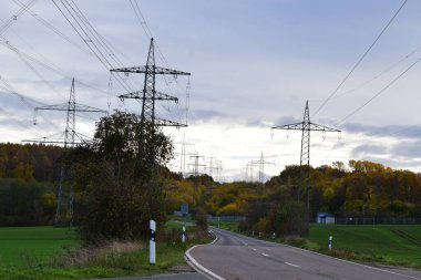 Almanya 'nın kırsal kesimlerinde elektrik hatları