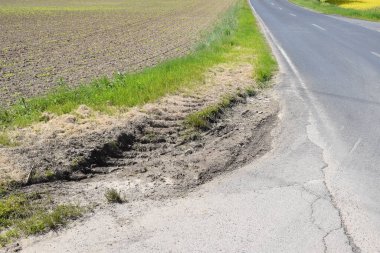 Yol dışında patikalarla tarlalarda yol