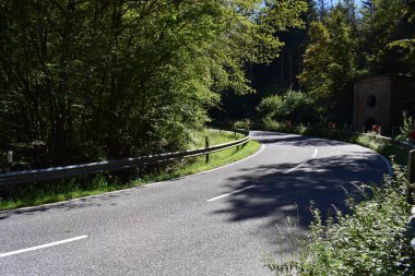 Arka planda dağ manzaralı bir yol