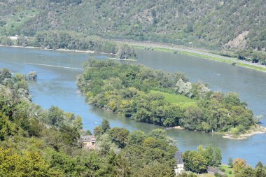 Kum yığınlarıyla kuraklık sırasında Ren