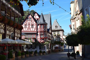 Mittelrheintal 'deki Bachrach' ın eski kasaba manzarası