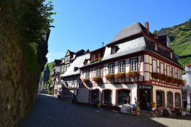 Mittelrheintal 'deki Bachrach' ın eski kasaba manzarası