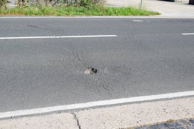 Çatlaklar ve çiziklerle asfalt yol