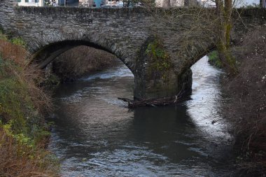 Elz nehri ile eski taş köprü