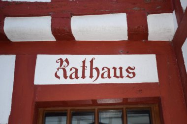 Rathaus yazan ahşap bir ev.