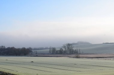 Kırsal kesimdeki Alman köyünde kış sabahı manzarası