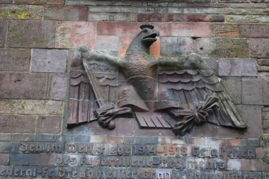 Mainz 'deki savaş anıtı Josef Kalesi' nde askeri tesis hâlâ duruyor.