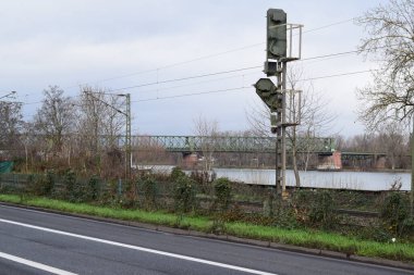 Nehrin üzerindeki köprü