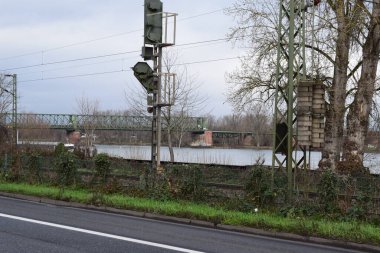 Sabah nehir üzerindeki köprü.