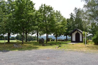Parkta ahşap bir kilise.