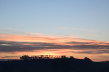 Gölün üzerinde güzel bir gün batımı