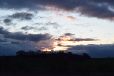 Güzel günbatımı gökyüzü tarlanın üzerinde