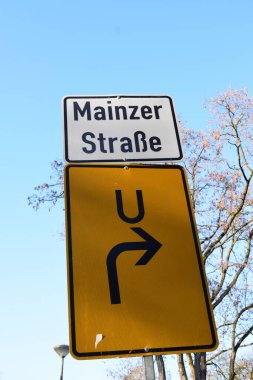 Alman şehrinin caddesindeki trafik levhası