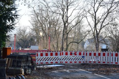 Vinci ve büyük çitleri olan bir inşaat alanı.