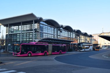 Şehrin otobüs durağı.