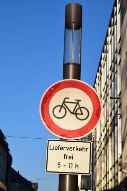 Şehirde bisiklet parkı işareti var.