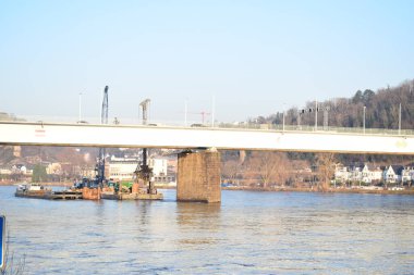 Sabah nehirdeki köprüde.