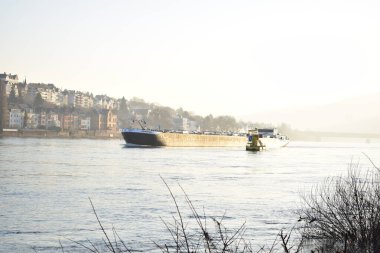 Dağlardaki nehirde bir tekne.