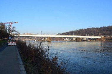 Arka planda nehir kentinde bir köprü var.