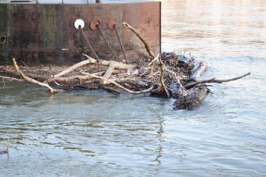 Nehir su tarafından yok ediliyor..