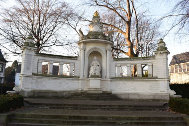 Parktaki bahçede eski bir taş çeşme..