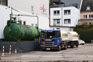 Benzin deposu olan büyük beyaz bir tank.