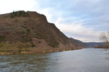 Sonbahar mevsiminde bir vadide nehir