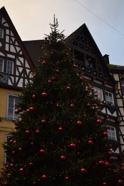 Şehirde Noel ağacı