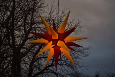 Yılbaşı ağacı şeklinde kırmızı bir yıldız.