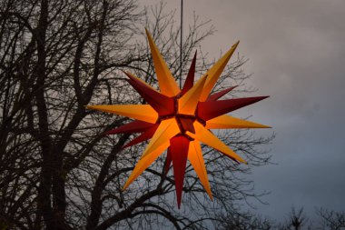 kırmızı ve turuncu Noel ağacı