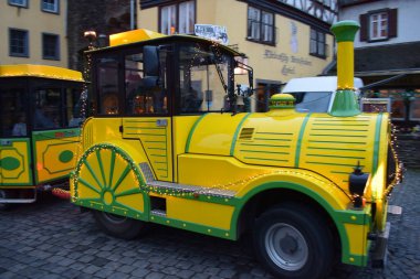 Cochem 'de şehir turları için araç gibi bir turizm treni, Noel süslemeleri de var.