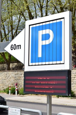 Caddedeki yol parkı işareti