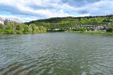 Triel şehrinde nehir