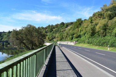 İsrail Eyaleti 'nin nehir üzerindeki köprüsü.