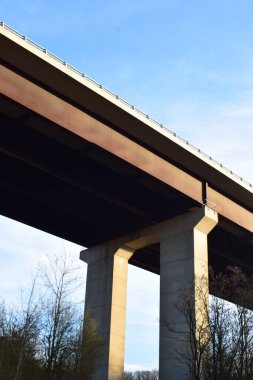 Gökyüzünün altındaki beton bir köprünün dikey görüntüsü