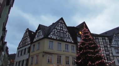 Eski kasaba Cochem, Almanya 'da Noel süslemesi manzarası