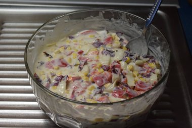 Krema soslu renkli salata