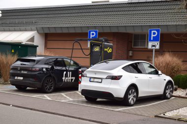 Otoparkta elektrikli araba şarj ediliyor.