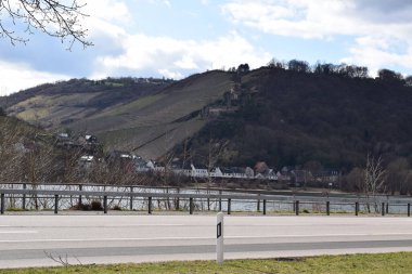 Ren Vadisi 'nde Oberdiebach, yol manzaralı.