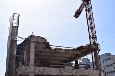 Vinç ve inşaat sahası devam ediyor