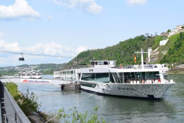 Yolcu gemileri eski Koblenz kıyısında.