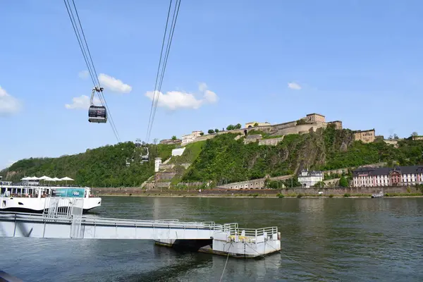Seilbahn Koblenz, teleferik Ren 'in karşısında.