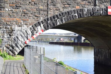 Amsterdam 'daki köprünün manzarası