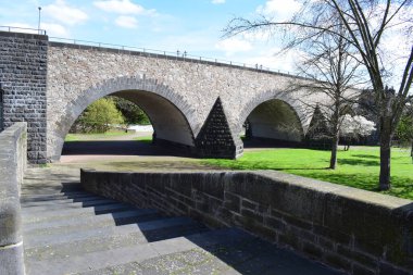 Koblenz 'de taş kemer köprüsü