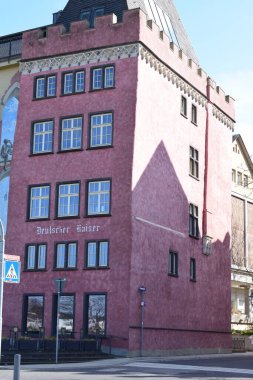 Koblenz 'deki Mosel' de büyük pembe bir bina.